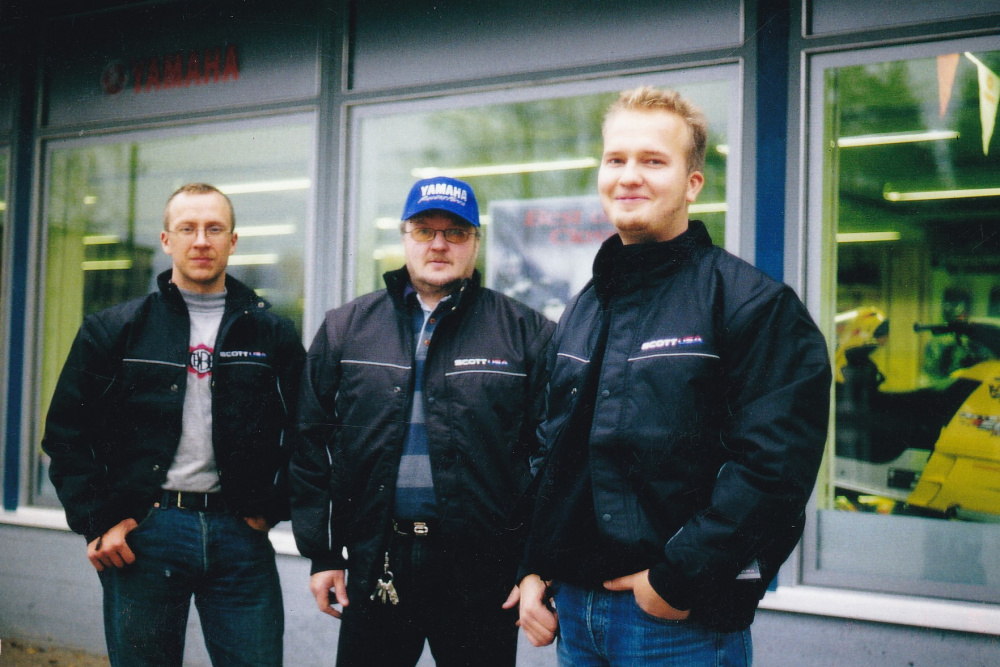 Kuva VK-Motorsin alkuajoilta v. 2000. Kuvassa oikealta Ville Kaikkonen, Iikka Kaikkonen ja Jarkko Raivio