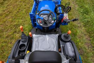 Traktori Solis 26 9+9 XL 4WD, Etukuormaajalla 4