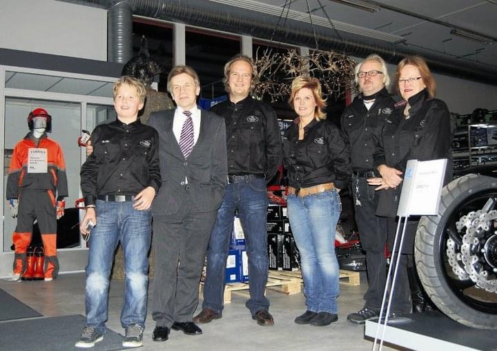 VK-Motors Oy:n uuden liiketilan avajaiset v. 2010. Kuvassa oikealta Ritva ja Iikka Kaikkonen, Katja-Birgitta ja Ville Kaikkonen, ent. elinkeinoministeri Mauri Pekkarinen sekä Kalle Kaikkonen